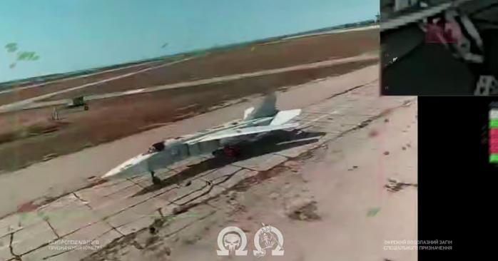 Українські дрони знищили російський бомбардувальник Су-24М в окупованому Криму. Фото: