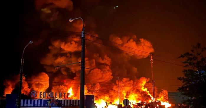 Росіяни обстріляли ТЦ «Епіцентр» та багатоповерхівку в Сумах. Фото: