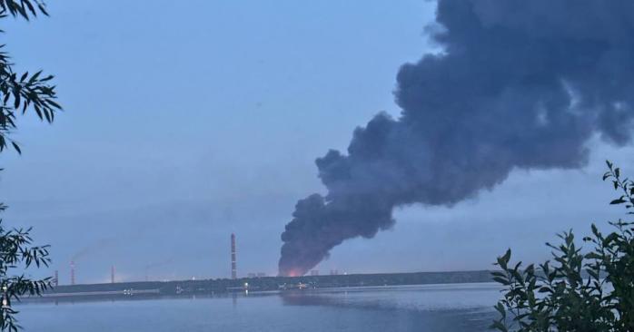 Масштабный пожар в Липецке вспыхнул после атаки БпЛА. Фото: