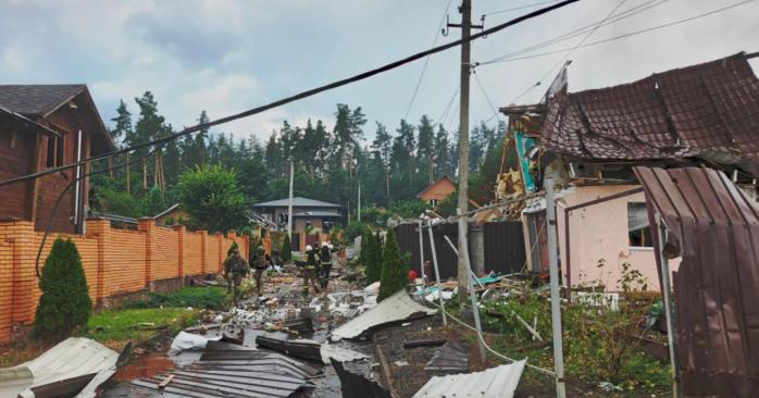 Російський удар по Київщині пошкодив майже 30 будинків. Фото: ДСНС