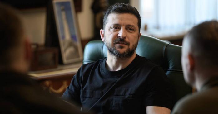 Володимир Зеленський обговорим з Михайлом Драпатим відповіді на російські обстріли. Фото: ОП