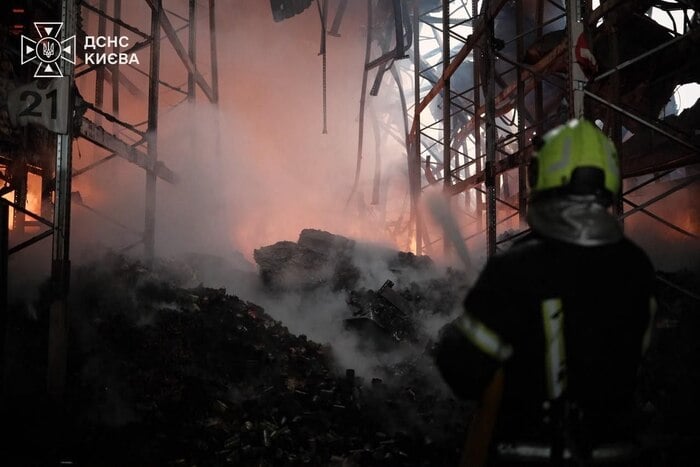 Наслідки нічної російської повітряної атаки на Київ, фото: ДСНС