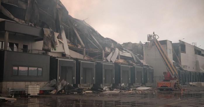 Російські ракети знищили логістичний центр мережі супермаркетів NOVUS. Фото: 