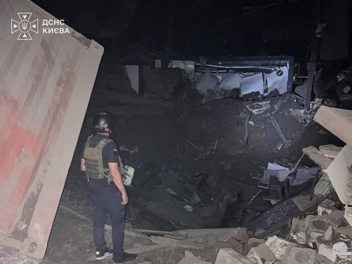 Наслідки ракетного удару по Києву 11 серпня, фото: ДСНС
