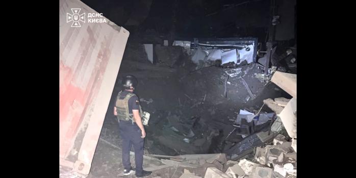 Наслідки ракетного удару по Києву 11 серпня, фото: ДСНС