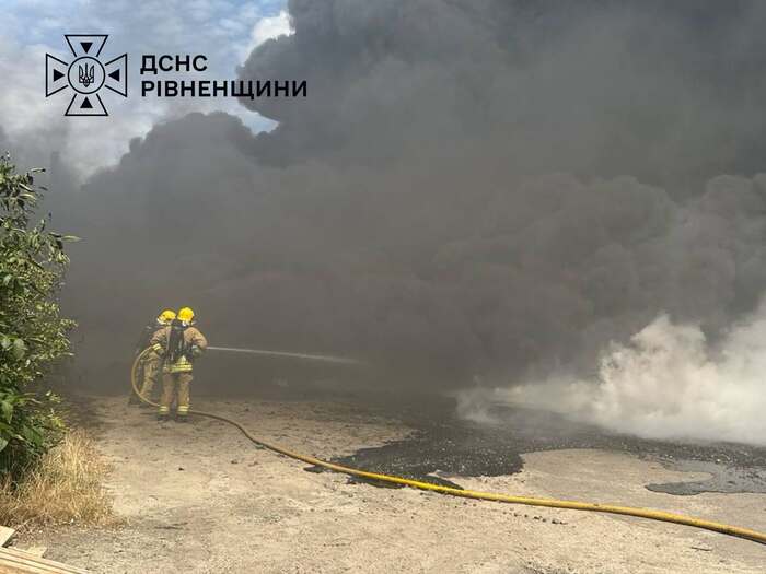 Завод із виробництва пінопласту загорівся на Рівненщині, фото: ДСНС Рівненщини