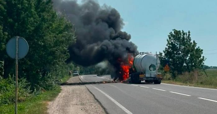 Росіяни вдарили по вантажівці на Одещині, двоє людей загинули. Фото: ОВА