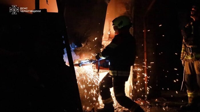 Наслідки нічної атаки рашистів на Чернігівщині, фото: ДСНС