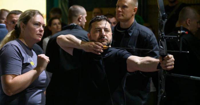 Володимир Зеленський в Івано-Франківську стріляв з лука та грав у теніс. Фото: 