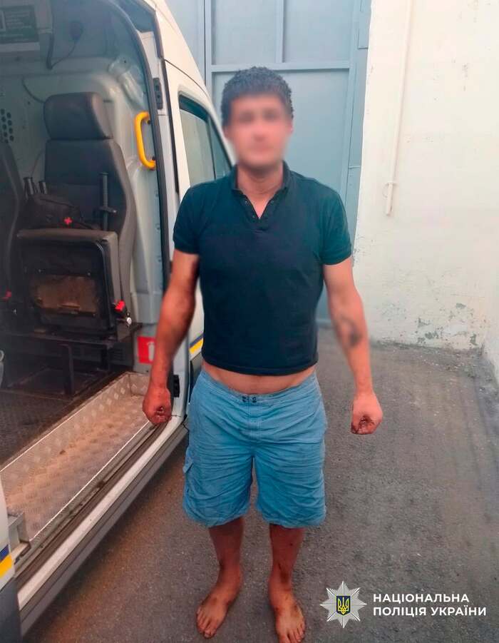 Чоловік у Києві стрибнув у бочку зі смолою для здійснення пограбування, фото: Нацполіція