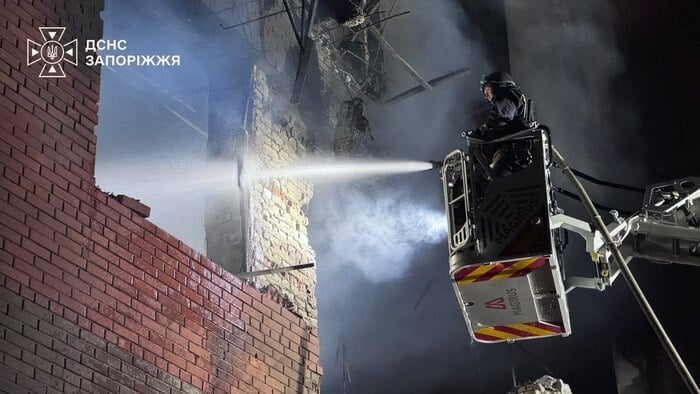Наслідки російського удару по Запоріжжю, фото: ДСНС
