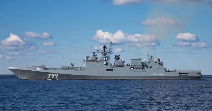 Критичні пошкодження двох ракетоносіїв у Новоросійську показали на супутникових фото. Фото: