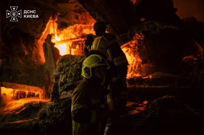 Наслідки російської атаки у Голосіївському районі, фото: ДСНС