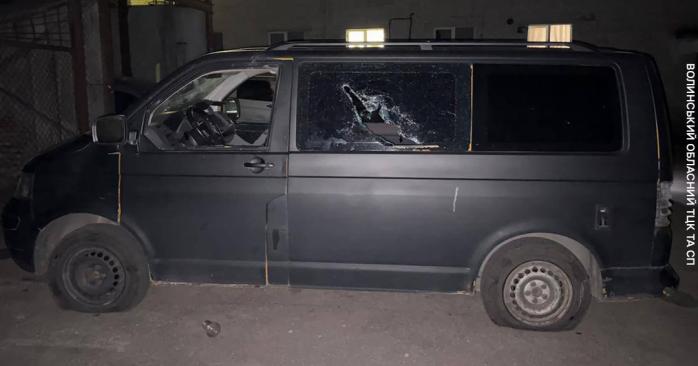 В Луцке толпа избила ТЦКшников и повредила их авто. Фото: Суспільне