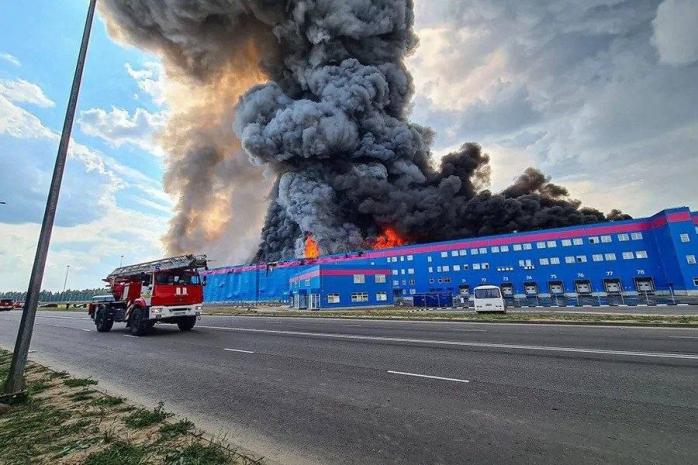 Дроны атаковали сразу три склада Оzon в России. Фото: