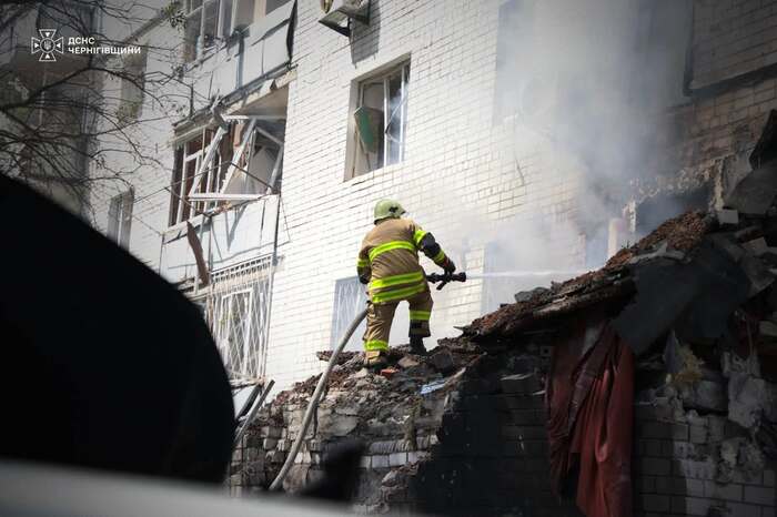 Наслідки російського удару по Чернігову, фото: ДСНС Чернігівщини