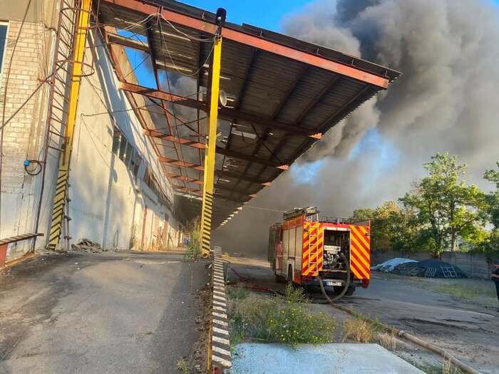 Наслідки російського удару по Херсону, фото: Червоний Хрест України