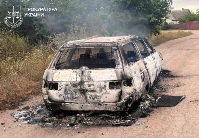 Рашисти атакували FPV-дроном цивільний автомобіль на Харківщині, фото: Харківська обласна прокуратура