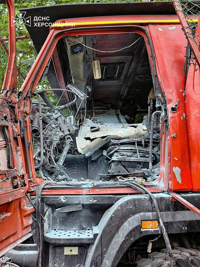 Наслідки російського удару по рятувальниках у Херсоні, фото: ДСНС