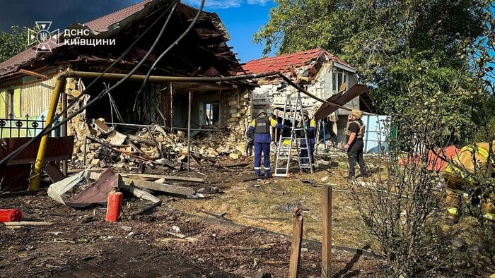 Наслідки російської атаки на Київщині, фото: ДСНС