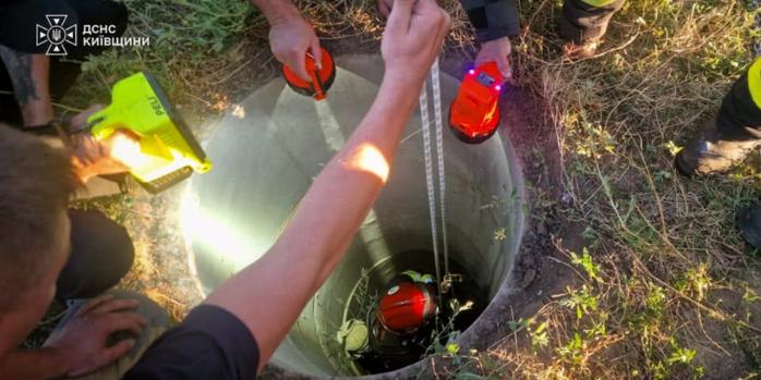 З криниці на Київщині дістали тіла двох чоловіків, фото: ДСНС Київщини