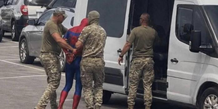 Зображення із мобілізаційними заходами щодо людини в костюмі супергероя поширилося у соцмережах, фото: Volynblog