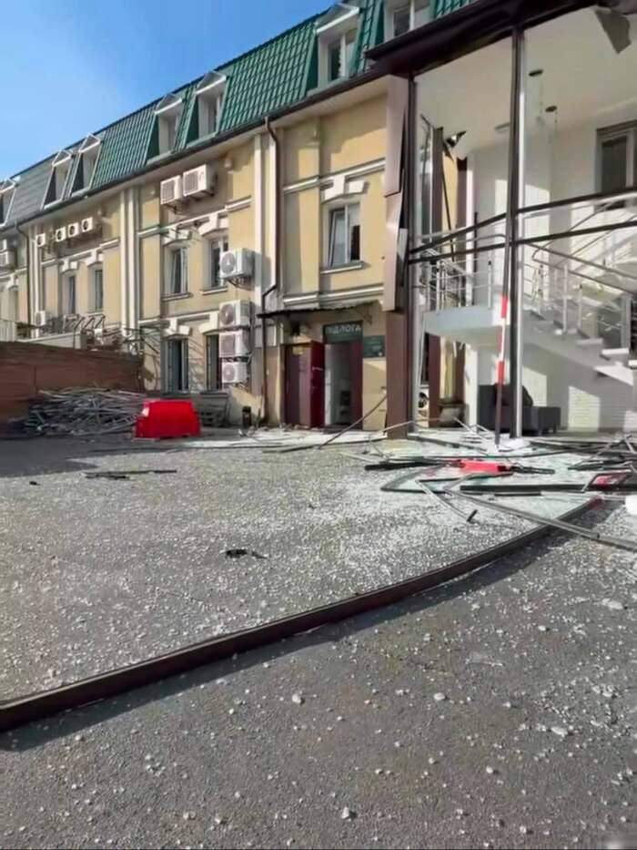 У Києві через російський обстріл пошкоджено медичний центр, фото: «100% життя»