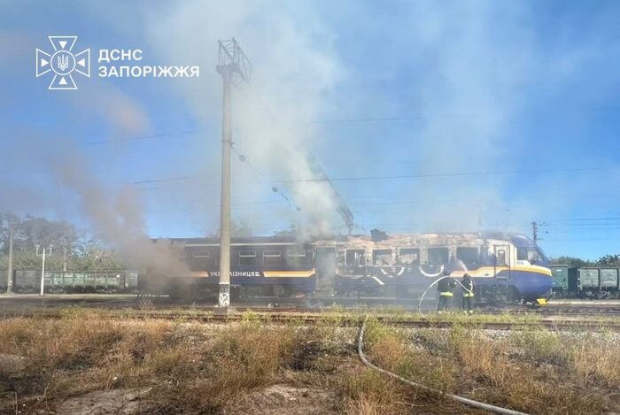 Наслідки російського удару по потягу на Запоріжжі 8 вересня, фото: ДСНС