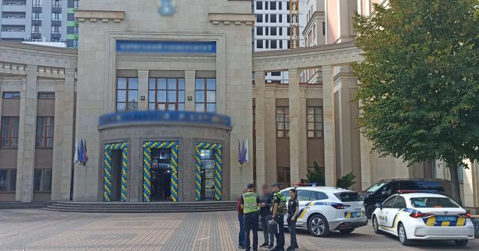 Університет у Києві проводив посвяту студентів просто неба під час тривоги. Фото: поліція