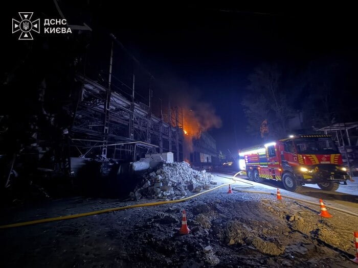 Пожежа в Голосіївському районі виникла через удар РФ, фото: ДСНС