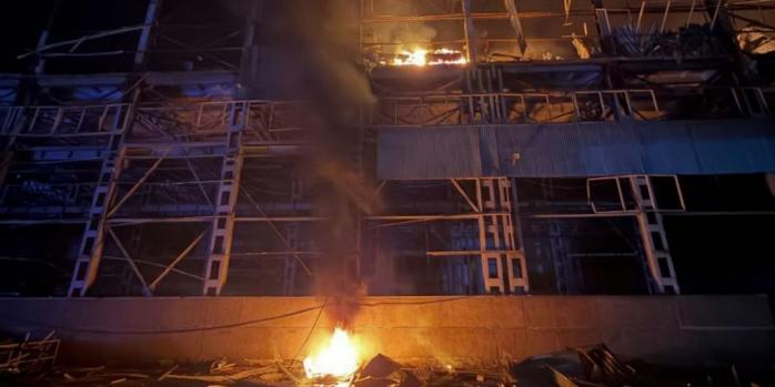 Пожежа в Голосіївському районі виникла через удар РФ, фото: ДСНС