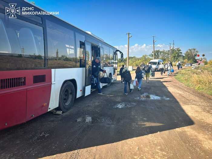 Росіяни атакували потяг на Миколаївщині, фото: ДСНС