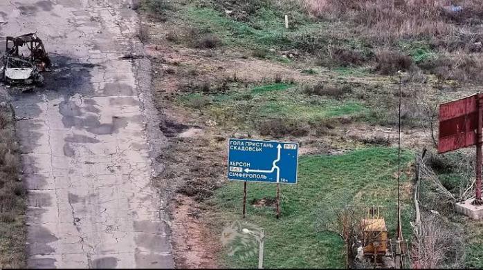 Росія блокує евакуацію з Олешок і люди змушені виходити мінними полями. Фото: 