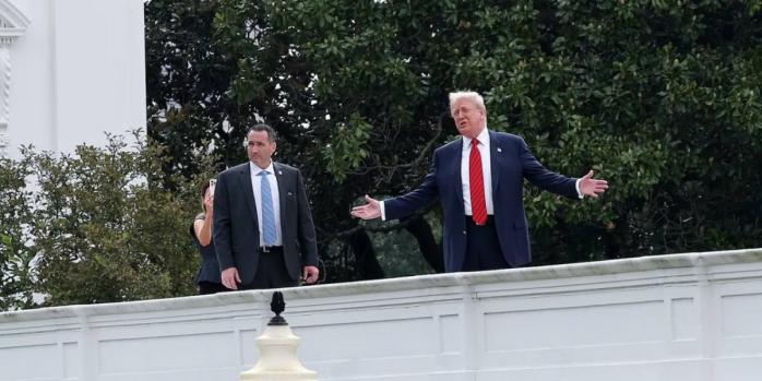 Дональд Трамп (справа)