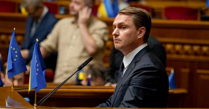 Руслан Кравченко уехал из Украины на премиальном такси. Фото:
