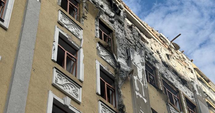 Російський дрон атакував будівлю Вищої ради правосуддя у Києві. Фото: