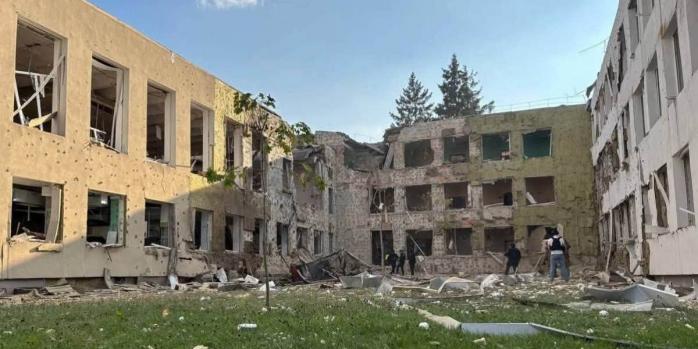 Наслідки російського удару по школі у Сумах, фото: «Кордон.Медіа»