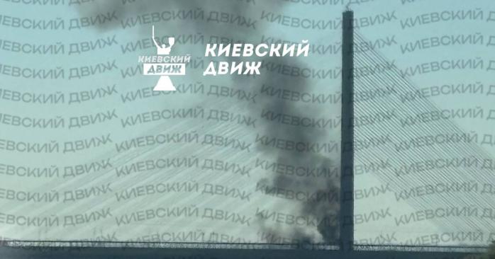Російські дрони двічі влучили в Південний міст у Києві. Фото: 