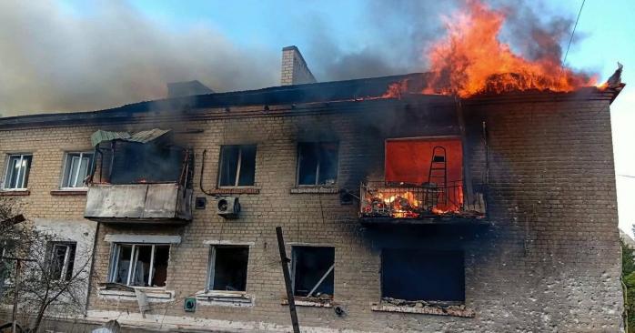 Росіяни тричі атакували селище на Харківщині. Фото: ДСНС