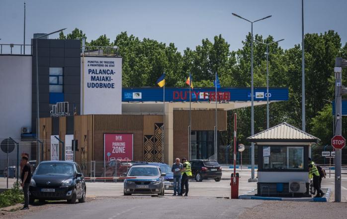 Российский снаряд попал в автобус на границе с Молдовой. Фото: 