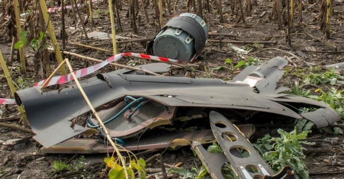 Вилучення нездетонованої частини безпілотника, фото: ДСНС