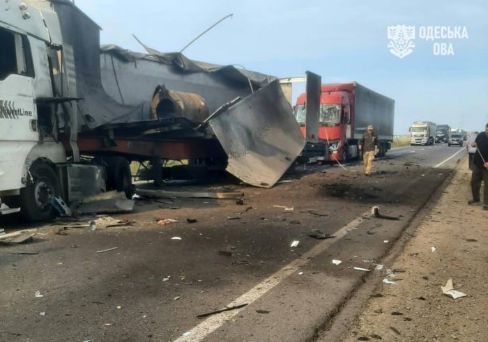 Наслідки російських ударів по дорозі на Одещині, фото: Одеська ОВА
