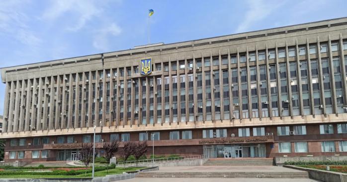 Российский дрон попал в здание Запорожского облсовета. Фото: 