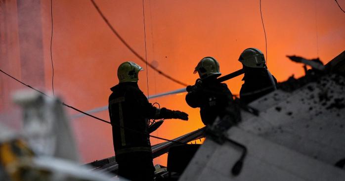 Російська ракета влучила в цех з виробництва одягу в Харкові, є жертви та поранені. Фото: