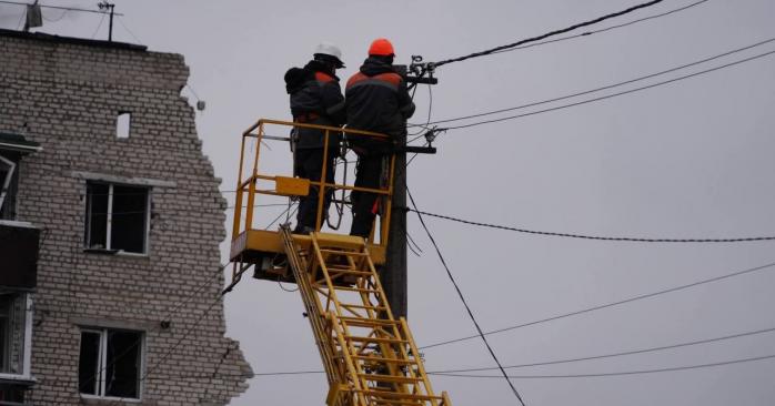 Обстріли Росії обмежили передачу електрики між областями. Фото: