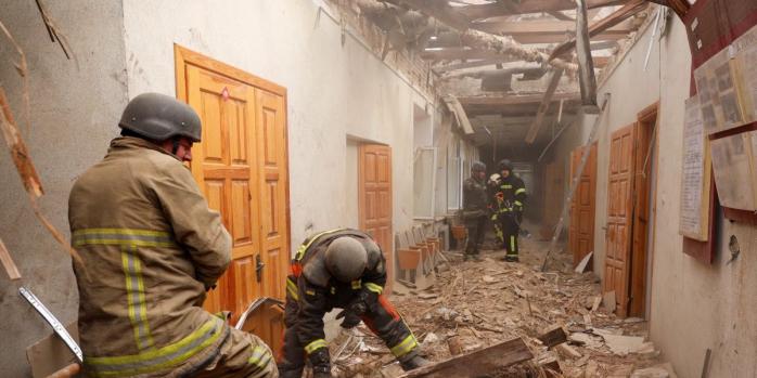 Последствия падения обломков БПЛА в Ровно 13 октября, фото: ГСЧС