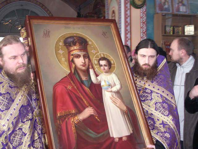 В Киеве УПЦ начала крестный ход с чудотворными иконами по воздуху