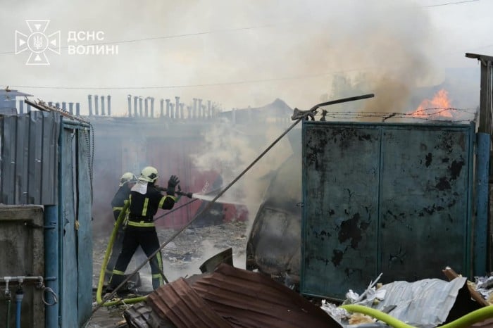 Росіяни вранці 16 жовтня завдали удару по гаражному кооперативі у Луцьку, фото: ДСНС