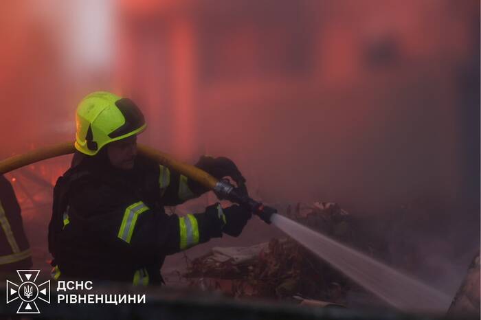 Наслідки російських обстрілів Рівненщини, фото: ДСНС