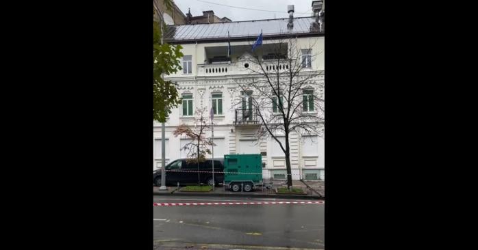Полиция заблокировала подходы к посольству Эстонии в Киеве. Фото: 